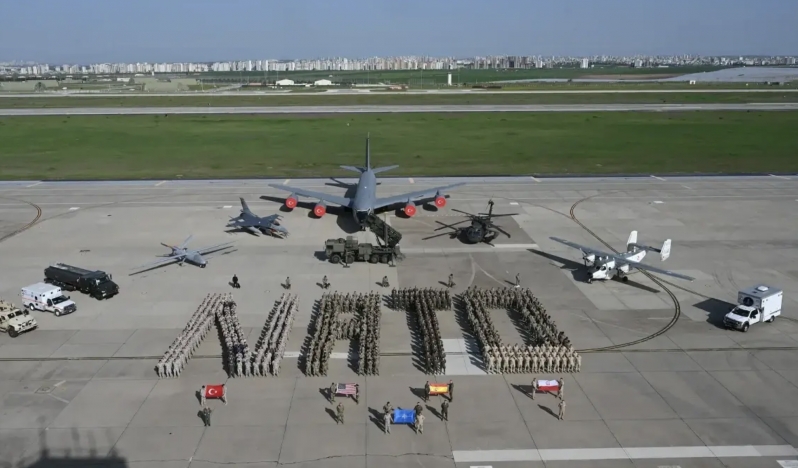 "Askeri uzmanlar, haberde iddia edilen saldırı profilindeki teknik anomalilere dikkat çekerek, İran'dan fırlatılan bir balistik füzenin Irak ve Suriye hava sahasını "dolaşarak" Türkiye’yi hedef almasının operasyonel açıdan mantıksız olduğunu vurguluyor.

Uzman görüşlerine göre,