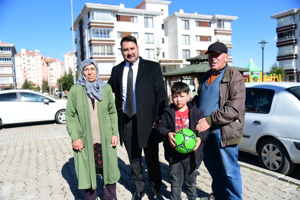 kazan_belediye's tweet photo. Birlik, dayanışma ve paylaşmanın en güzel zamanlarını yaşıyoruz.

Başkanımız Sn. Selim ÇIRPANOĞLU, Ramazan kolilerini hemşehrilerimizin evlerine ulaştırarak gönüllere misafir olmaya devam ediyor.
@selimcirpanoglu https://t.co/mdapHavtfX