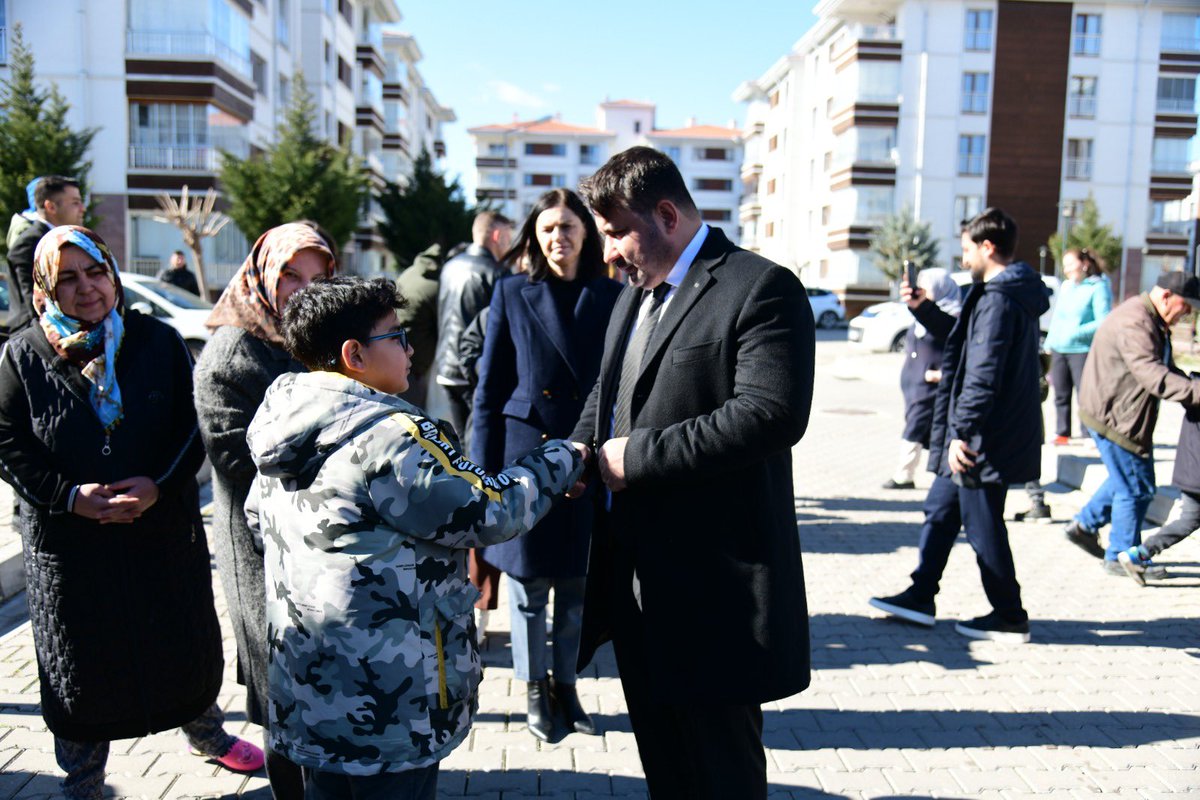 kazan_belediye's tweet photo. Birlik, dayanışma ve paylaşmanın en güzel zamanlarını yaşıyoruz.

Başkanımız Sn. Selim ÇIRPANOĞLU, Ramazan kolilerini hemşehrilerimizin evlerine ulaştırarak gönüllere misafir olmaya devam ediyor.
@selimcirpanoglu https://t.co/mdapHavtfX