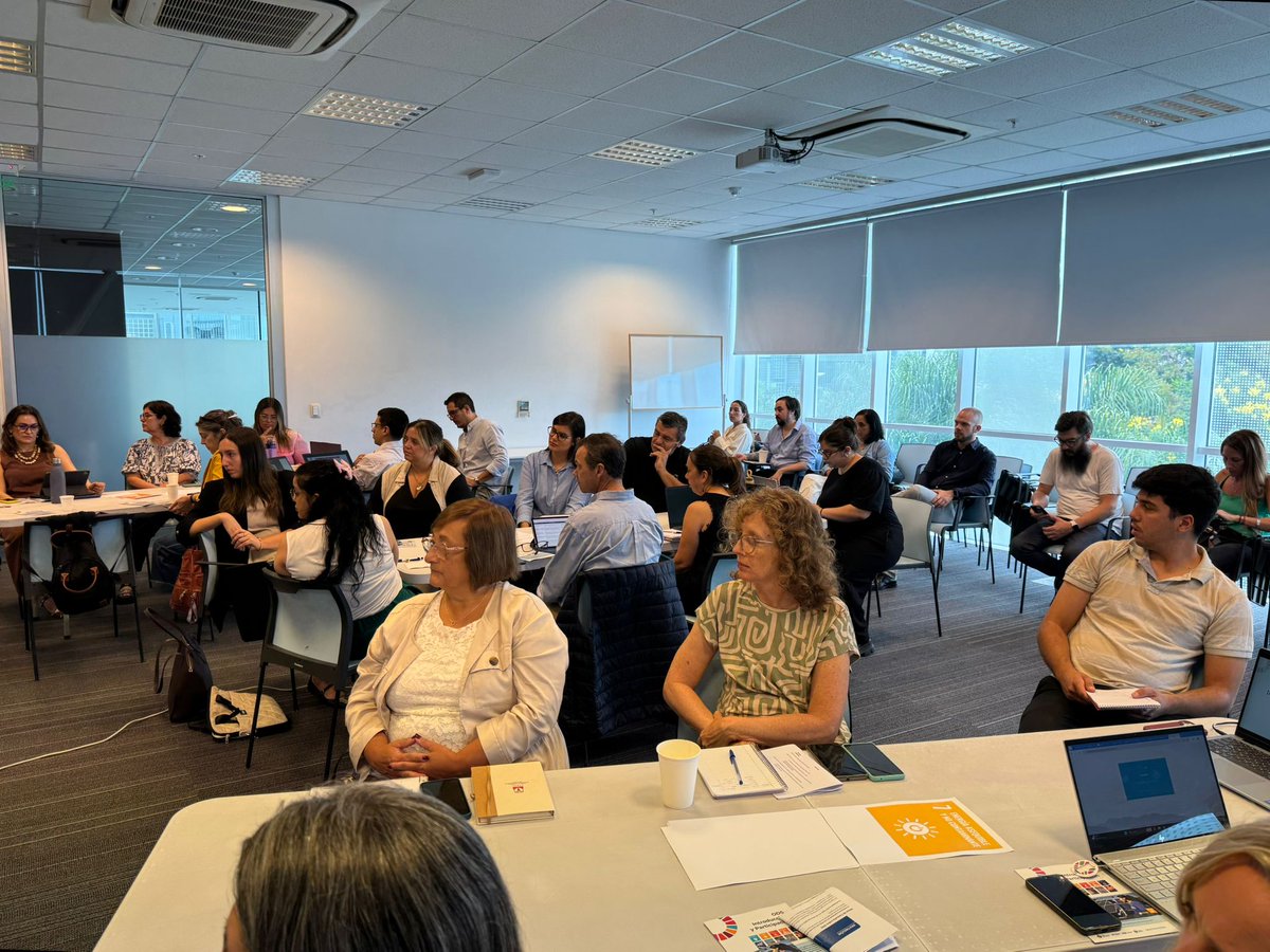 oppuruguay's tweet photo. En Torre Ejecutiva se realiza una Mesa de Consulta Pública sobre ODS priorizados (6, 7, 9, 11 y 17), en el marco del 6.º Informe Nacional Voluntario que Uruguay presentará ante la ONU en junio de 2026. Instancia para recoger propuestas que fortalezcan el desarrollo sostenible. https://t.co/V3ZwYFHYl8