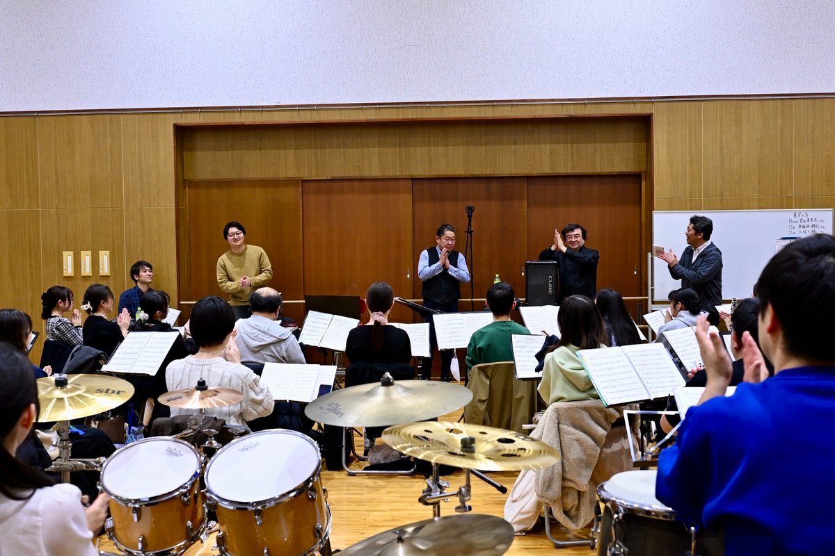 kawagoe_sohwa's tweet photo. 響宴演奏作品プチ紹介🐧

『nocturnal waddlers』
八谷 誠人

ハッピーペンギンブラスさんの委嘱作品。
「とにかく好きを詰め込んだかっこいいポップスを書いた！」とのコメントの通り、かっこ良く大人なJazz Fusion風の作品🌉

ソロやリズムセクションをはじめ、超痺れる演奏をお楽しみください🔥 https://t.co/UIZVBetvfT