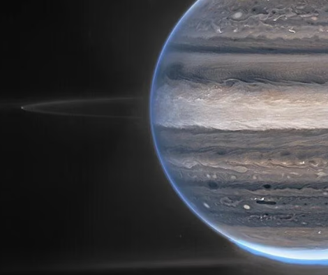 47年前の今日、3月4日。
惑星探査機 ボイジャー1号のカメラが、木星近くの暗闇の中に「光の筋」を捉えた。

木星の「輪っか」の発見だった。

なぜそれまで見つからなかったのか？

土星と違い、木星の環は、氷ではなく「暗い塵」でできている。
光を反射しないから、地球からは見えなかった。