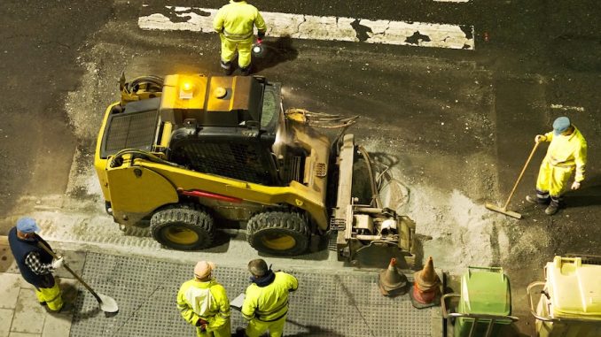 Road crews, millwrights, and equipment operators know that choosing the right cold planer attachment can make or break a pavement job. From compact skid-steer planers to heavy-duty units for wheel loaders and excavators, understanding how these machines transform ordinary