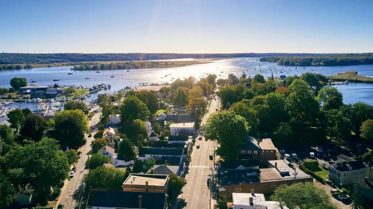 CSpringBoatShow's tweet image. There’s a reason #EssexCT is featured on NewEngland.com's list of the 25 Best Small Towns in New England. Read more at bit.ly/4stjwpn &amp;amp; join us in April for the #CTSpringBoatShow to see for yourself why Essex is always worth the trip.

📸 Photo cred: Megan Haley