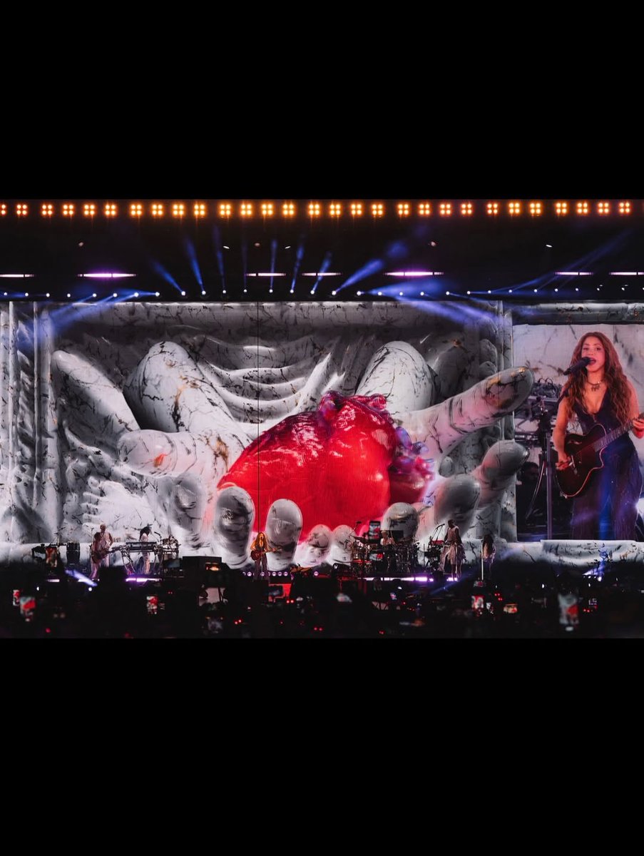 sweetycary's tweet photo. Shakira le dió a México un show histórico con medio millón de fans en en Zócalo! #shakira #lasmujeresyanolloranworldtour https://t.co/Woftv23Uqq