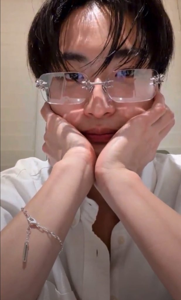 “If you need a place to come back to
even if a few years go by, i will wait for you in that (same) place

but then if you don’t need me anymore
at that time. At that time, it’s okay even if you cut me down”

Oh Hwa, thank you for being with me in my 20s. When I grow older, I will