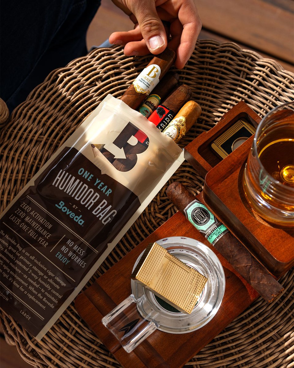 BovedaInc's tweet photo. 👀🔍A pocket humidor without the bulk. Sized to slip into a jacket pocket, the small Boveda Humidor Bag is preloaded with cigar protection for a night out, weekend, or months of good taste. 

#HumidorBag #CigarAccessories #Boveda #CigarStorage #LoveYourCigars https://t.co/l785SINpUg