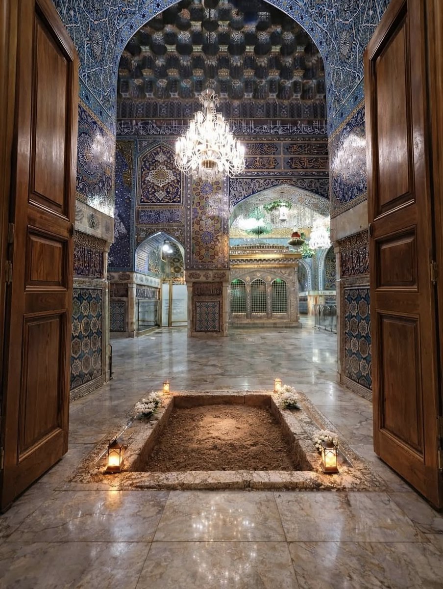 مكان دفن المرجع الشهيد ؛ في جوار الإمام علي بن موسى الرضا (عليه السلام).  
 تلميذٌ تعلَّم الأدب في محضر أستاذه السيد روح الله الخميني، وأراد أن يبقى اسم الإمام متميزاً  .  
فبكل تواضع، سيرتاح بجوار الإمام الثامن عليه السلام .