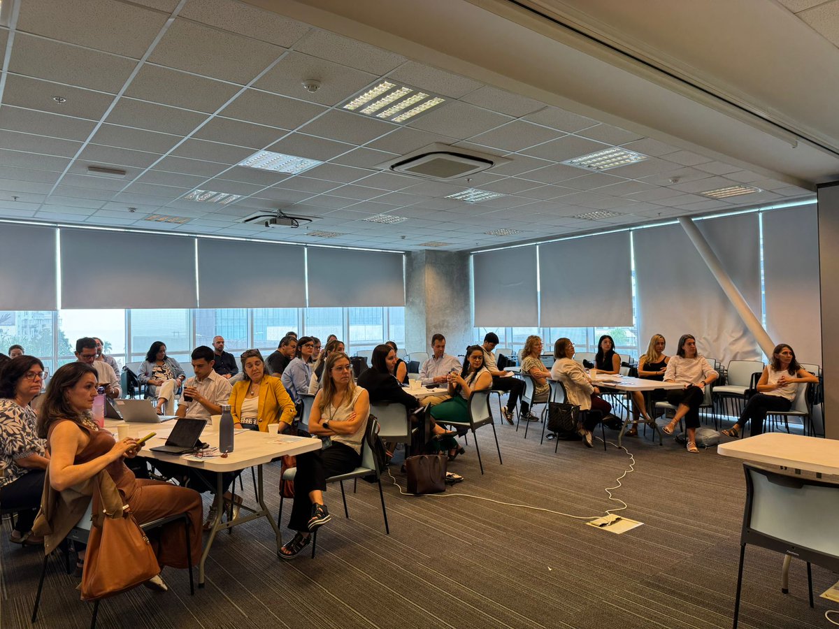oppuruguay's tweet photo. En Torre Ejecutiva se realiza una Mesa de Consulta Pública sobre ODS priorizados (6, 7, 9, 11 y 17), en el marco del 6.º Informe Nacional Voluntario que Uruguay presentará ante la ONU en junio de 2026. Instancia para recoger propuestas que fortalezcan el desarrollo sostenible. https://t.co/V3ZwYFHYl8
