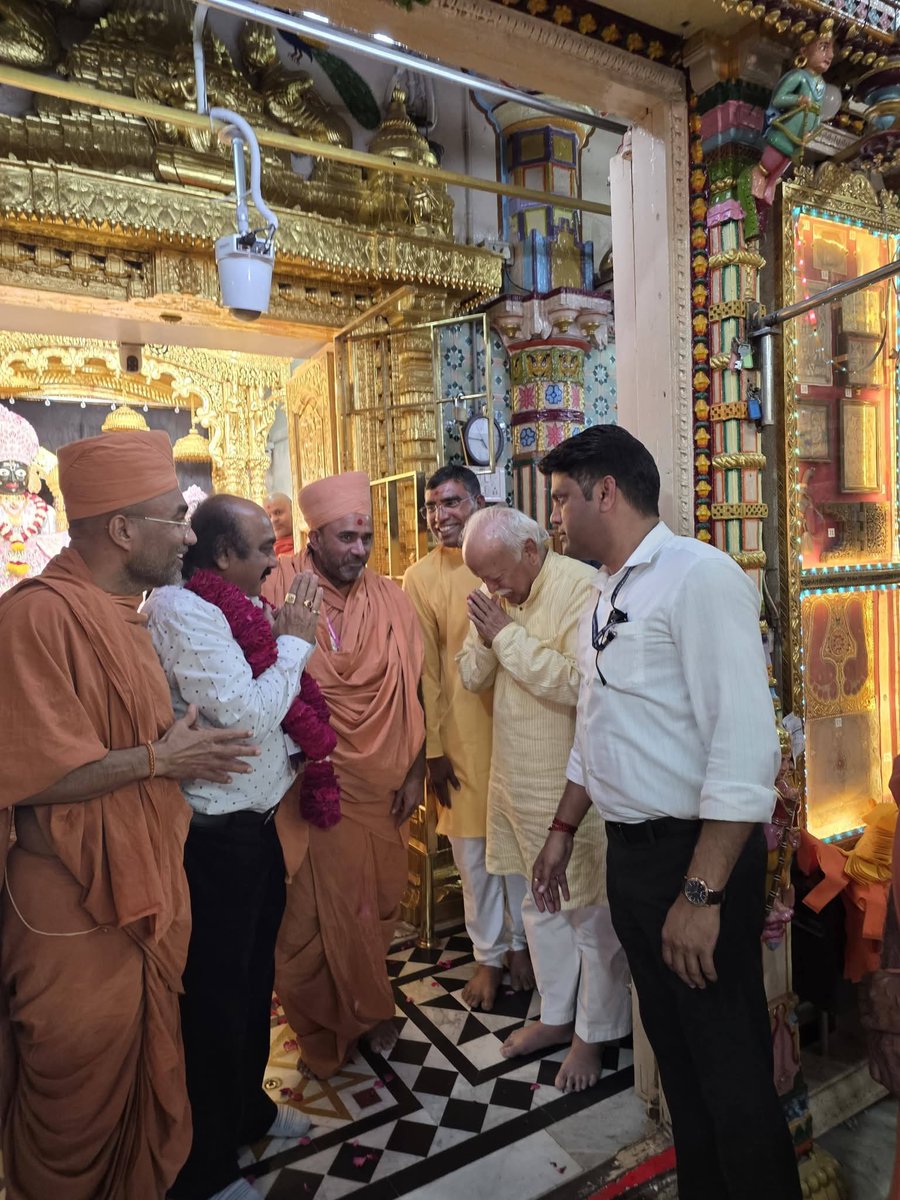 Pankajbhaidesai's tweet photo. @RSSorg ના સરસંઘચાલક આદરણીય શ્રી @DrMohanBhagwat જીએ શ્રી સ્વામિનારાયણ સંપ્રદાયના સર્વોચ્ચ ધામ શ્રી વડતાલ ધામ ખાતે મુલાકાત લઈ શ્રી લક્ષ્મીનારાયણ દેવ અને શ્રી ઘનશ્યામ મહારાજના દર્શન કર્યા હતા. https://t.co/UBWFGoqDjM