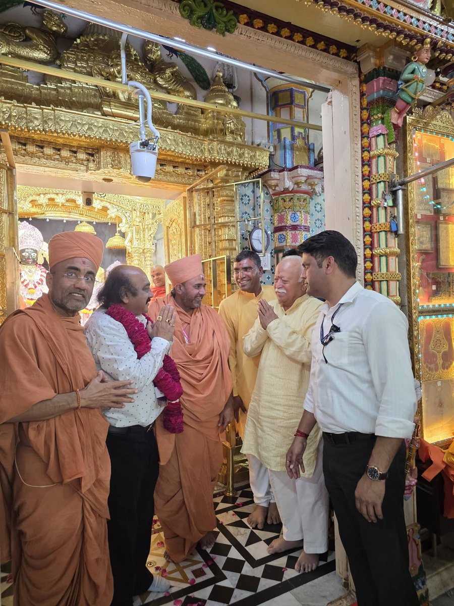 Pankajbhaidesai's tweet photo. @RSSorg ના સરસંઘચાલક આદરણીય શ્રી @DrMohanBhagwat જીએ શ્રી સ્વામિનારાયણ સંપ્રદાયના સર્વોચ્ચ ધામ શ્રી વડતાલ ધામ ખાતે મુલાકાત લઈ શ્રી લક્ષ્મીનારાયણ દેવ અને શ્રી ઘનશ્યામ મહારાજના દર્શન કર્યા હતા. https://t.co/UBWFGoqDjM