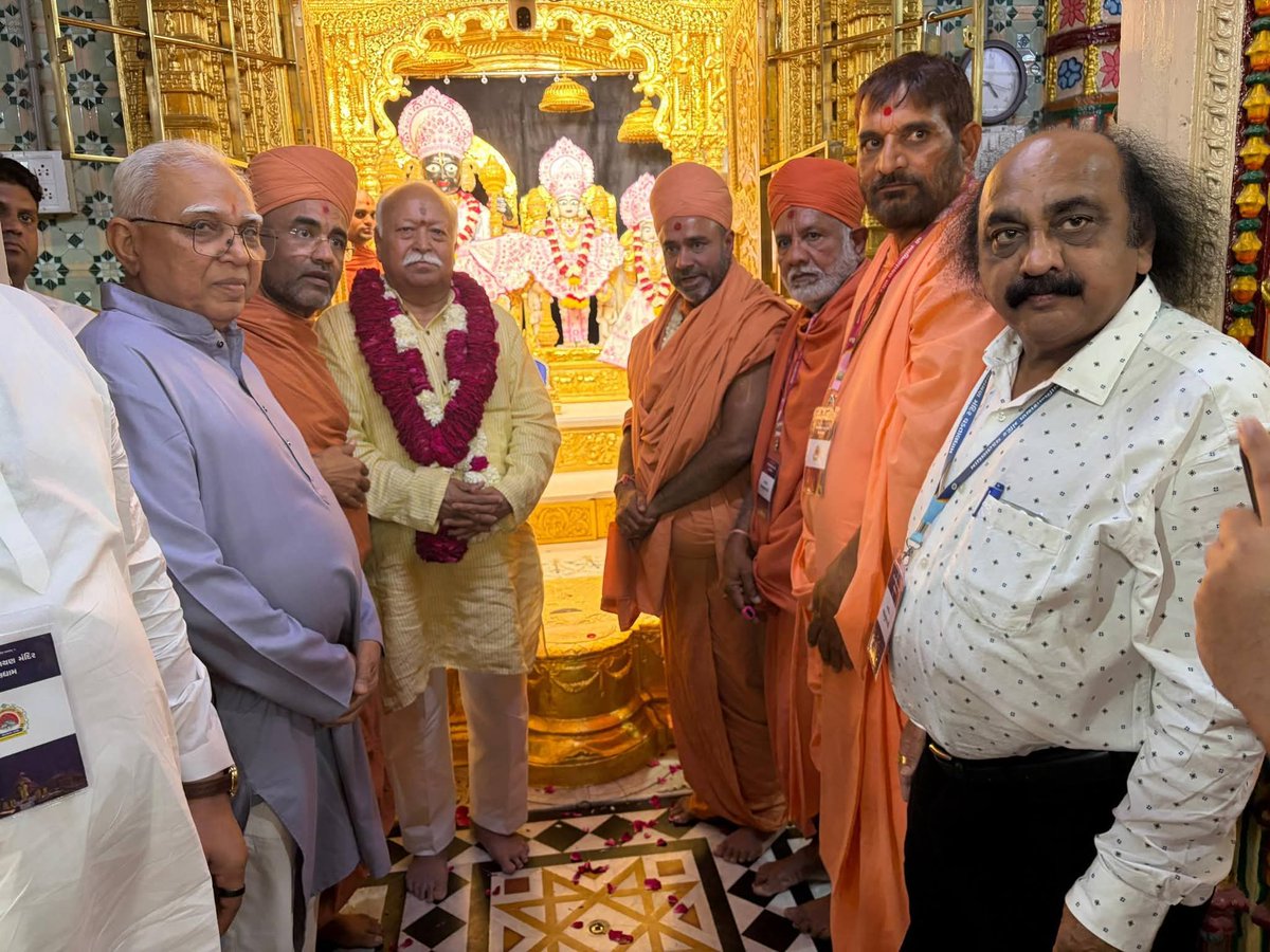 Pankajbhaidesai's tweet photo. @RSSorg ના સરસંઘચાલક આદરણીય શ્રી @DrMohanBhagwat જીએ શ્રી સ્વામિનારાયણ સંપ્રદાયના સર્વોચ્ચ ધામ શ્રી વડતાલ ધામ ખાતે મુલાકાત લઈ શ્રી લક્ષ્મીનારાયણ દેવ અને શ્રી ઘનશ્યામ મહારાજના દર્શન કર્યા હતા. https://t.co/UBWFGoqDjM