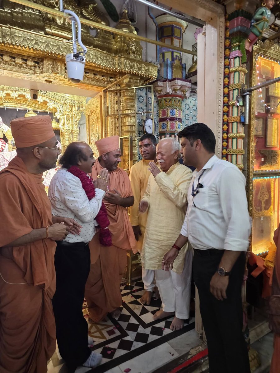 Pankajbhaidesai's tweet photo. @RSSorg ના સરસંઘચાલક આદરણીય શ્રી @DrMohanBhagwat જીએ શ્રી સ્વામિનારાયણ સંપ્રદાયના સર્વોચ્ચ ધામ શ્રી વડતાલ ધામ ખાતે મુલાકાત લઈ શ્રી લક્ષ્મીનારાયણ દેવ અને શ્રી ઘનશ્યામ મહારાજના દર્શન કર્યા હતા. https://t.co/UBWFGoqDjM