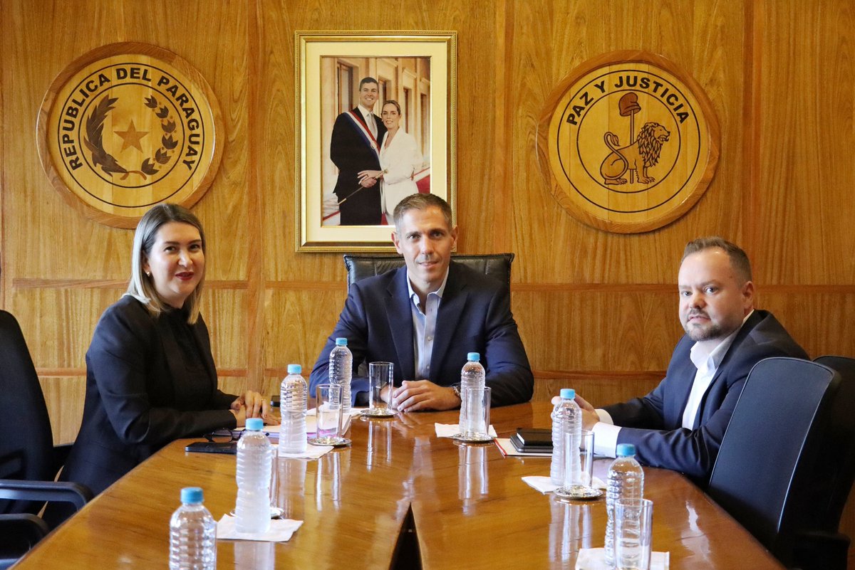 SNPP_Paraguay's tweet photo. Paraguay se prepara para una nueva etapa de desarrollo productivo. 🇵🇾

La Ministra del @MTESS_PY @monicarecalded y el Director General del SNPP @JoseCoglioloA participaron de una reunión con el Ministro del @MIC_PY @mriquelme1 , donde se destacó el desafío de impulsar una verdadera revolución industrial en el país, generando más oportunidades para las micro, pequeñas y medianas empresas, con una gestión centrada en la productividad, la tecnología, la formalización y el fortalecimiento de las mipymes.

En este camino, la formalización se presenta como un eje fundamental para los emprendedores, porque no representa un límite para el crecimiento, sino una puerta de acceso a más oportunidades, financiamiento, mercados y desarrollo para las pymes paraguayas.

En este proceso, el SNPP cumple un rol fundamental: capacitar al talento paraguayo y brindar herramientas a emprendedores y trabajadores para enfrentar los nuevos desafíos del desarrollo industrial.

Capacitar es preparar al Paraguay para la verdadera revolución industrial. 💪🏽

#GobiernoDelParaguay #SNPP