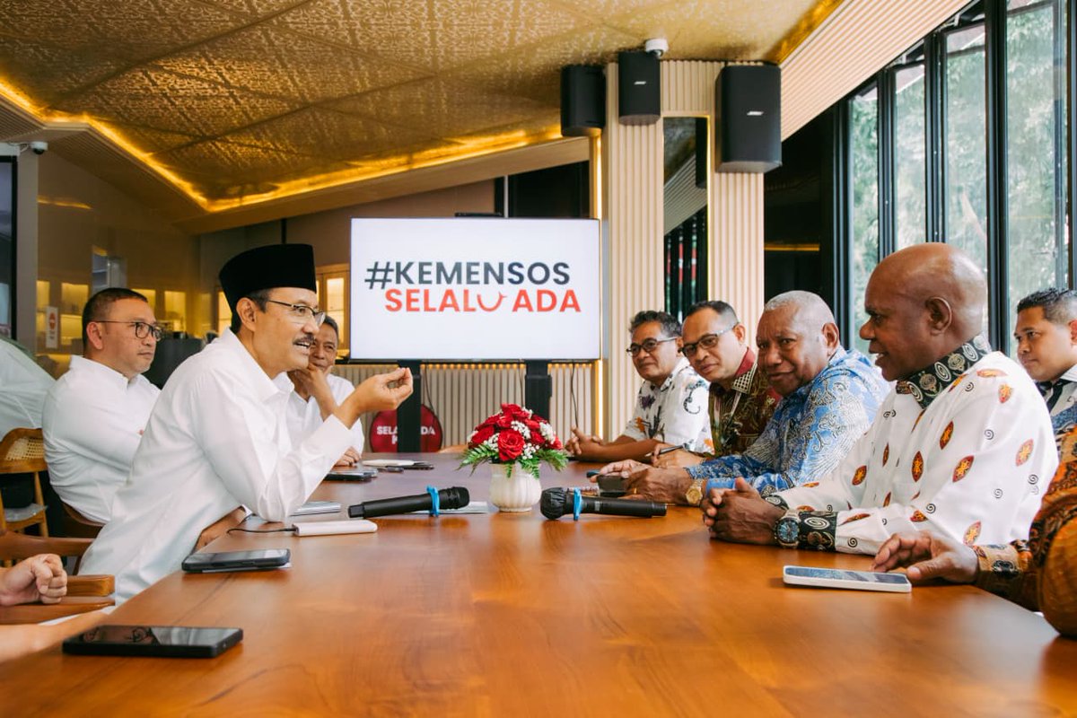 KemensosRI's tweet photo. Menteri Sosial Saifullah Yusuf (Gus Ipul) menerima Gubernur Papua Barat Dominggus Mandacan beserta jajaran untuk membahas penguatan program perlindungan sosial di Papua Barat. Pertemuan berlangsung di Kantor Kementerian Sosial, Rabu, 4 Februari 2026. https://t.co/B2DgoUUtZZ