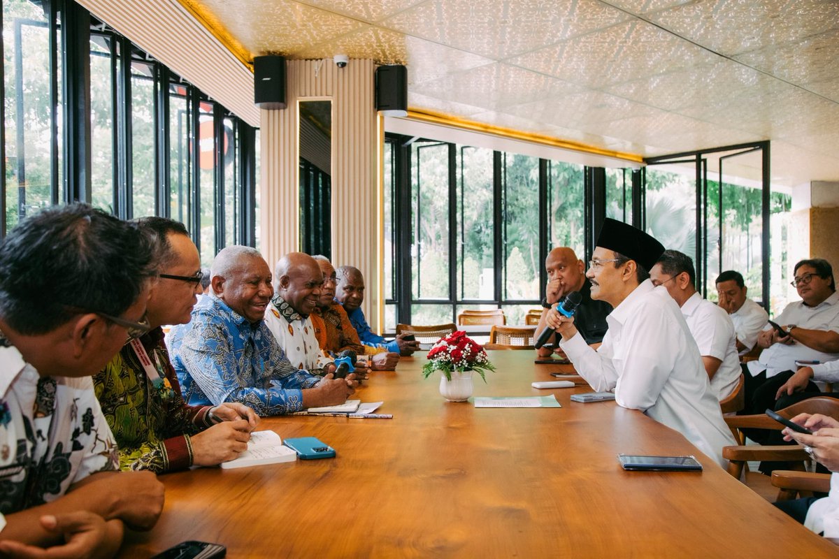 KemensosRI's tweet photo. Menteri Sosial Saifullah Yusuf (Gus Ipul) menerima Gubernur Papua Barat Dominggus Mandacan beserta jajaran untuk membahas penguatan program perlindungan sosial di Papua Barat. Pertemuan berlangsung di Kantor Kementerian Sosial, Rabu, 4 Februari 2026. https://t.co/B2DgoUUtZZ