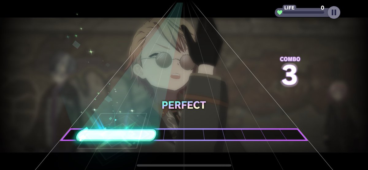 かっこいい衣装なんだけど、サングラスから見える目が大きくてただただ可愛い