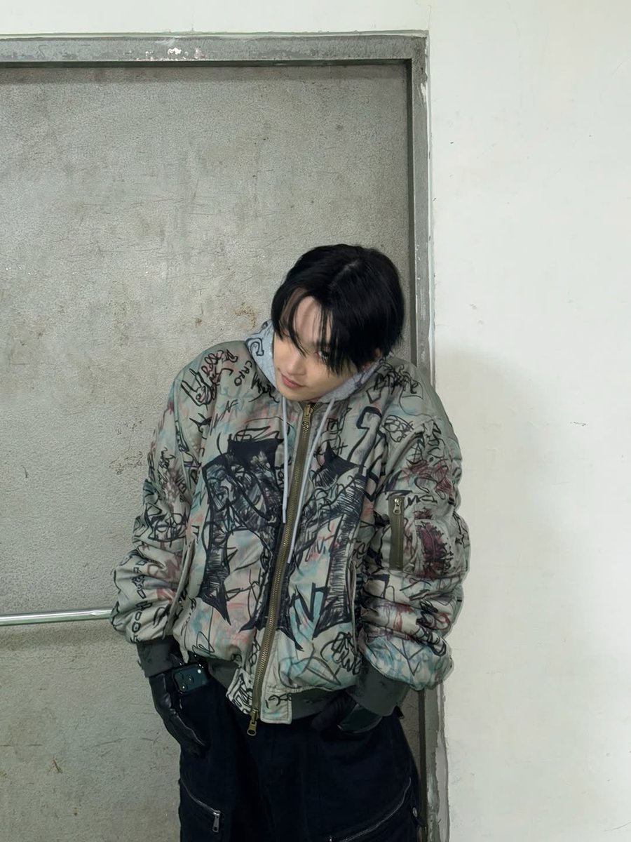 KHJ_H0NGSTYLE's tweet photo. [260304] KIM HONGJOONG Instagram Post Update 

MOWALOLA
Graffiti Bomber Jacket | £500
🔗 : https://t.co/HyP6NcO5Dv

AAKAM
Knee Pin-Tuck Zippered Cargo Pants 
₩179,000
🔗 : https://t.co/oi087xKJTQ

#HONGJOONG #홍중 #ホンジュン 
#ATEEZ #Mowalola #Aakam https://t.co/rHJG3zl4bf