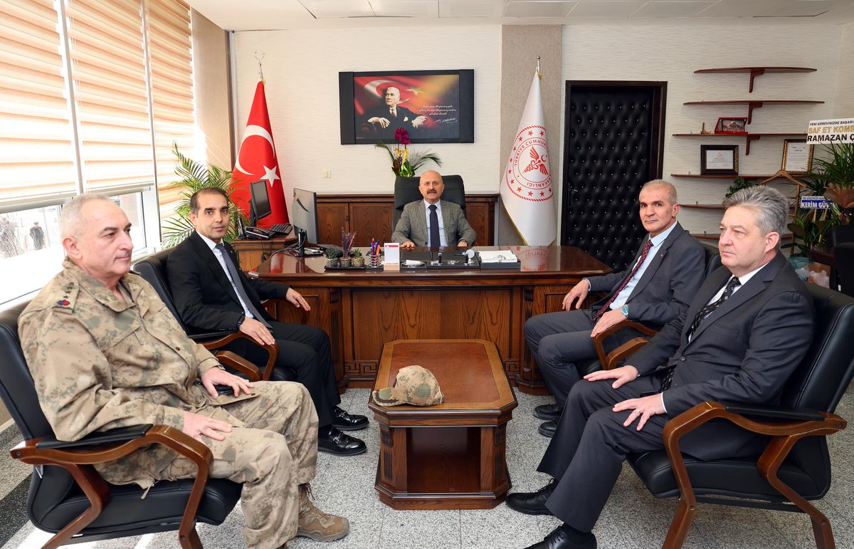 adiyamaneah's tweet photo. Valimiz Sayın Dr. Osman Varol,  Eğitim ve Araştırma Hastanesi Başhekimliğine atanan Dr. Öğr. Üyesi Mehmet Tepe’yi ziyaret ederek yeni görevinin hayırlı olması temennisinde bulundu ve çalışmalarında başarılar diledi. https://t.co/41WLGCjfty