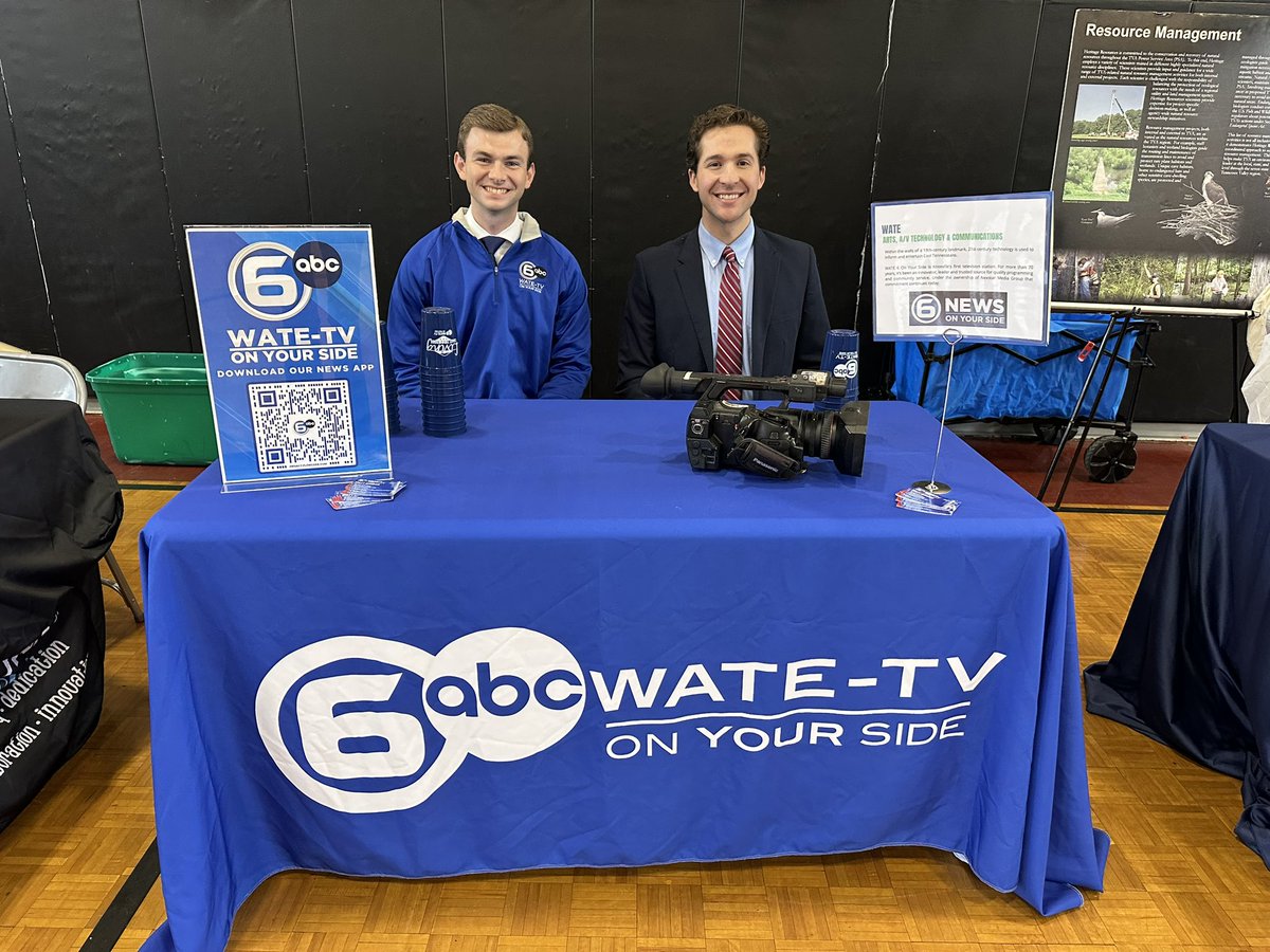 mattcondonwx's tweet photo. @StanSmithTV and I had a great time at Gresham Middle School in Fountain City for their career fair yesterday. The students had great questions. I even got to check out their broadcast classroom where the students produce the morning announcements. https://t.co/2057LQvA5m