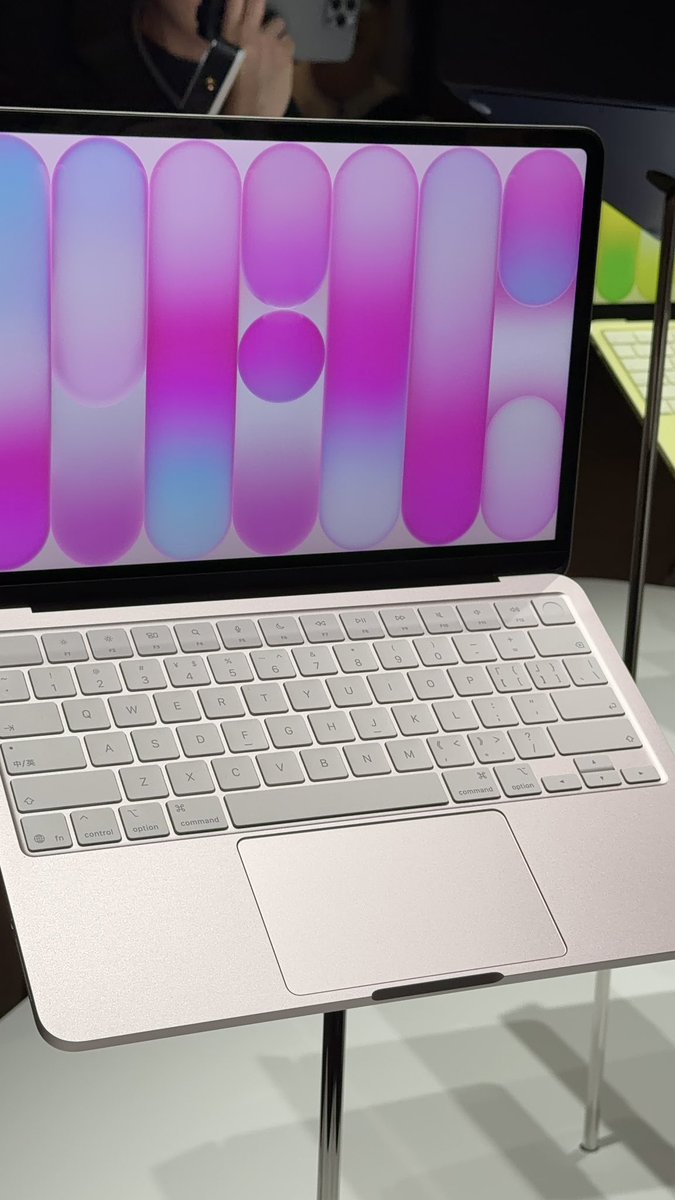 MacBook Neoの内側！ 外側はリプ欄 イエロー、シルバー、ピンク 