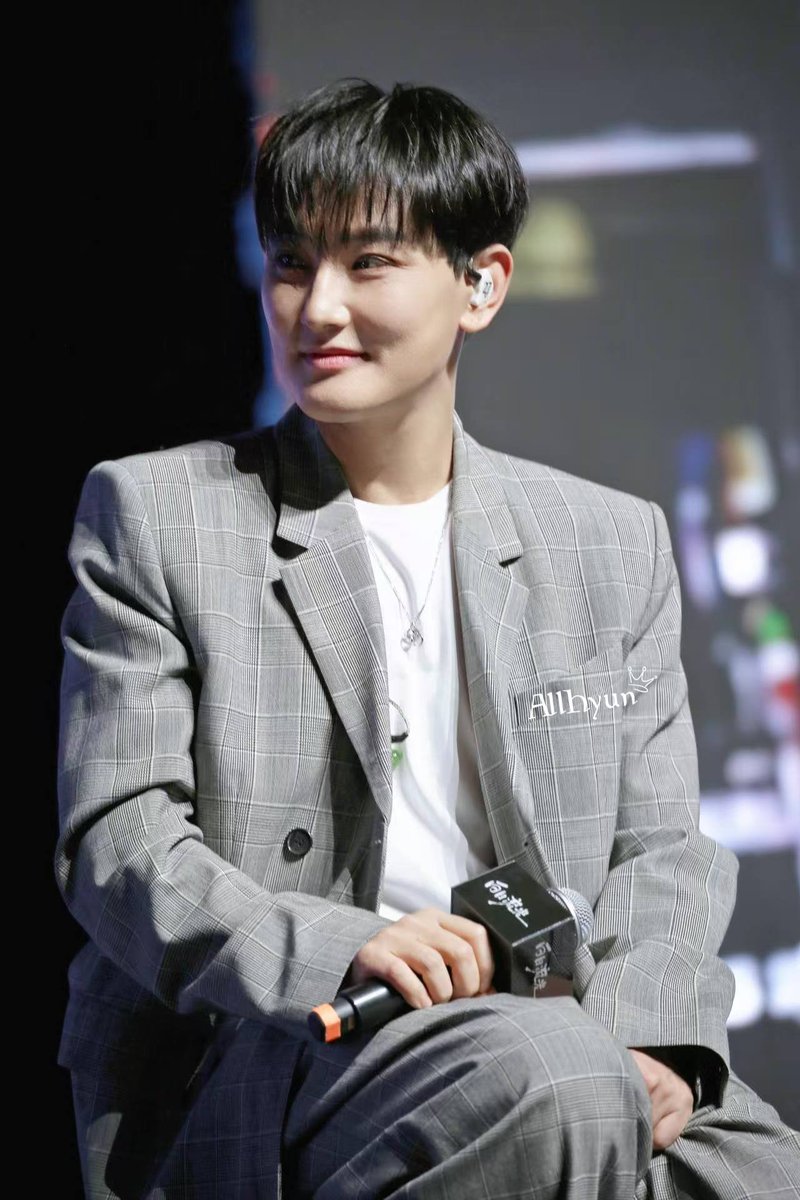 Kangta updated bubble and posted a very handsome photo!😘#安七炫 #강타 #KANGTA
（The photo below is of KANGTA at FM in Shanghai, not from Bubble. Please do not post Bubble photos on SNS.）