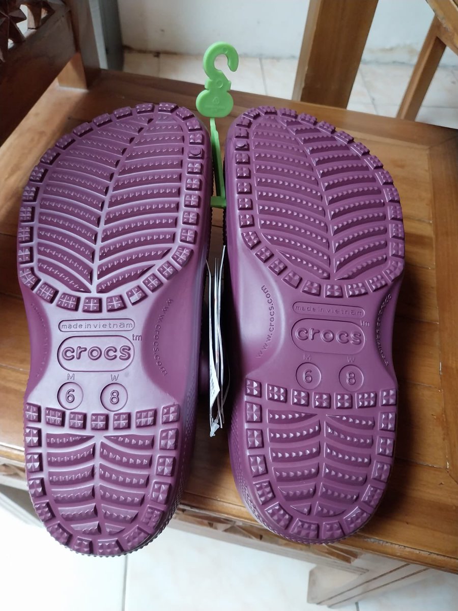 FS! CROCS CLASSIC W8 !!! beli buat kado ortu ternyata kekecilan 😭🥲 original 100% ya ges no kw kw. yang mau bisa langsung dm. price di 500k nego in ajaaa