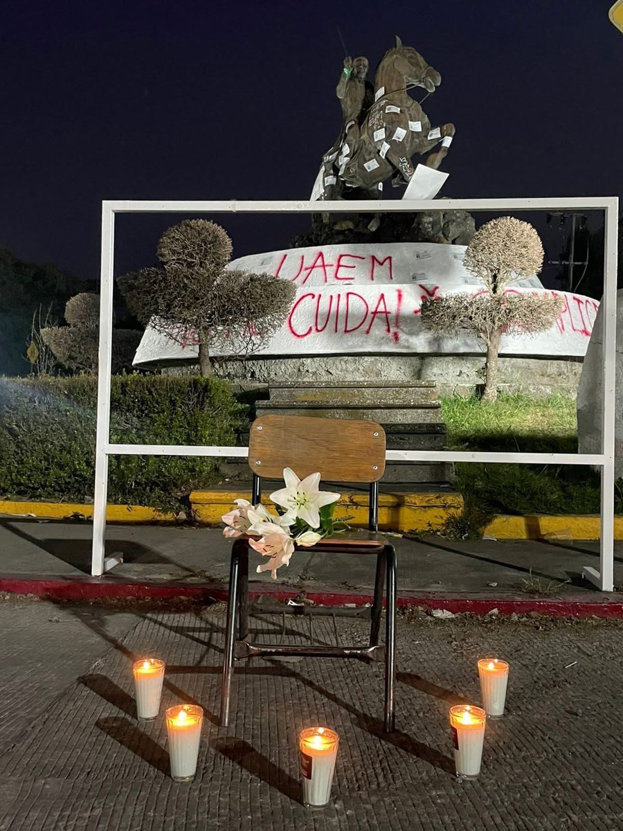 eolopacheco's tweet photo. Caso Kimberly ⚠️

Mientras se celebra como éxito policial la detención de un joven, la sociedad llora una tragedia sistémica. 

Esa desconexión es lo que hace que el conflicto escale.

La detención de Jared Alejandro no es el fin de la historia. Su captura no revive a Kimberly. 

Felicitar a la Fiscalía por encontrar a un culpable cuando el Estado falló en prevenir el feminicidio suena a insulto para una comunidad que lleva años exigiendo seguridad en los trayectos al campus.

Morelos está al límite, Kimberly es la gota que derramó el vaso de una larga lista de desaparecidas y asesinadas. Para los estudiantes el problema no es solo quién la mató, sino por qué es tan fácil matar en Morelos y que "no pase nada" hasta que hay una explosión social.

El caso Kimberly no es un expediente judicial, es el juicio social a la capacidad del gobierno para pacificar el estado. Si no hay un cambio de discurso que pase de la "felicitación" por detener a un asesino a la autocrítica por las fallas cometidas y se hagan reformas profundas, el conflicto será un parteaguas en este sexenio.