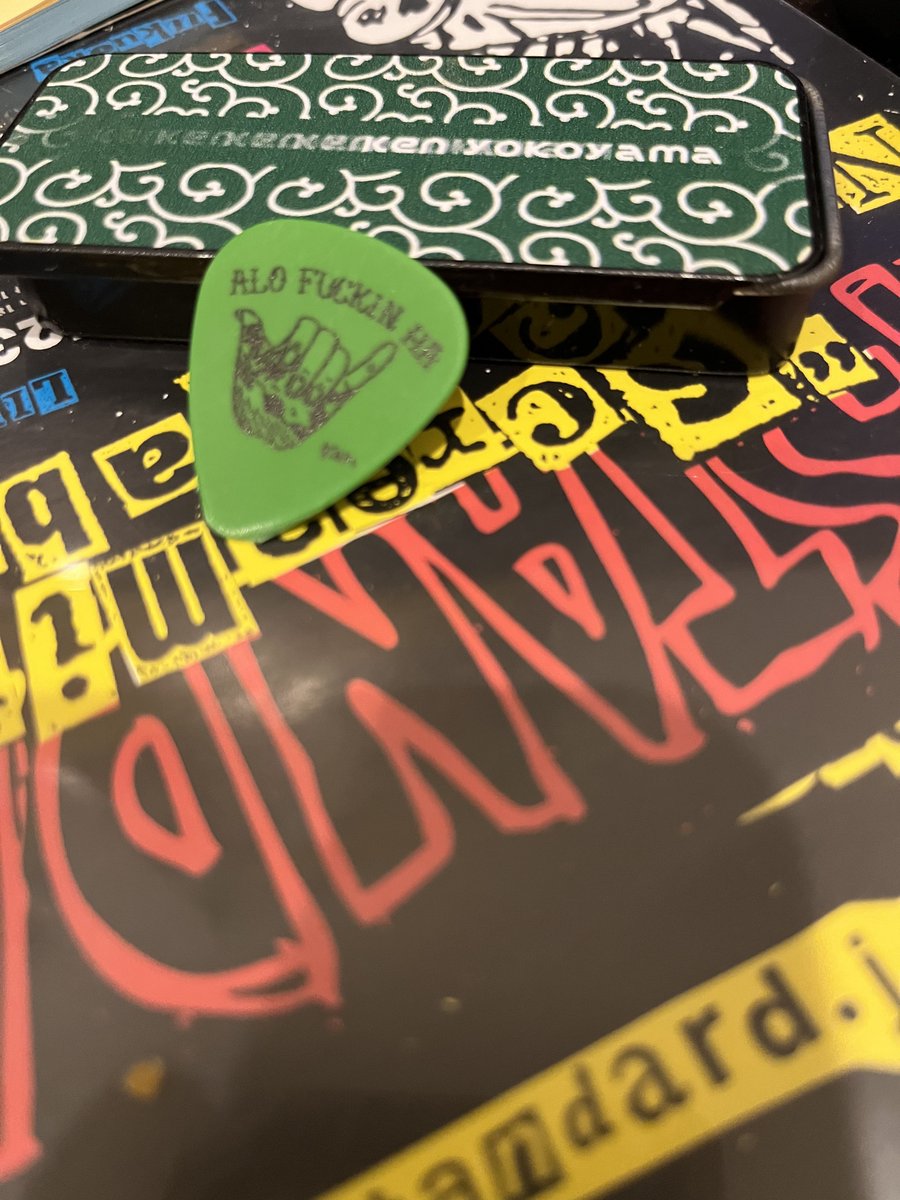 32razors's tweet photo. 昨日のハイスタが楽しすぎた
セトリも良かっ��し、久々にずっとモッシュピットで揉まれてた
いつもは健さん側だけど、今回は難波さんが歌ってる姿を見てたくて、ずっと難波さん側にいました
(降ってきたピックは健さんのだったけど)
自室の角が素晴らしい風景になって嬉しい！最大級！ https://t.co/4JU9uWbNQq