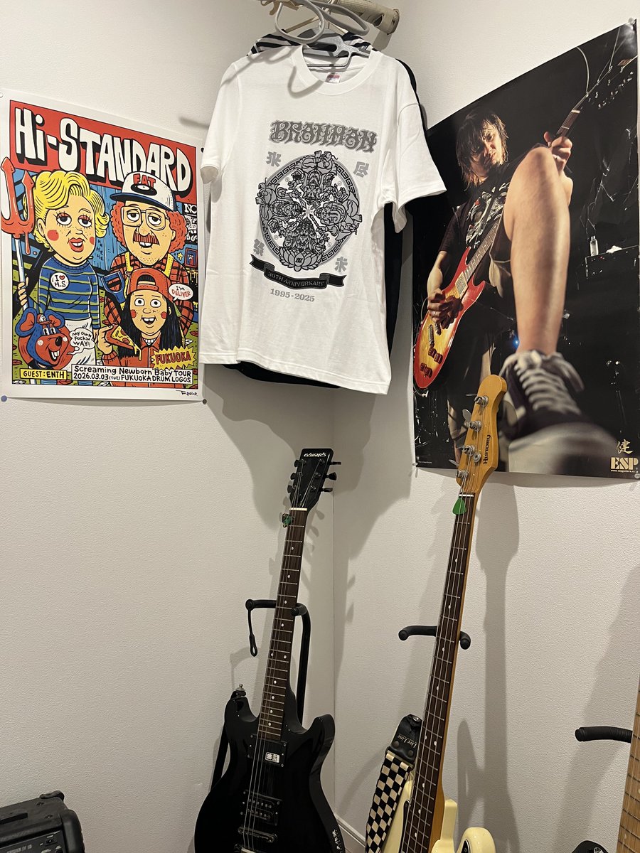 32razors's tweet photo. 昨日のハイスタが楽しすぎた
セトリも良かっ��し、久々にずっとモッシュピットで揉まれてた
いつもは健さん側だけど、今回は難波さんが歌ってる姿を見てたくて、ずっと難波さん側にいました
(降ってきたピックは健さんのだったけど)
自室の角が素晴らしい風景になって嬉しい！最大級！ https://t.co/4JU9uWbNQq