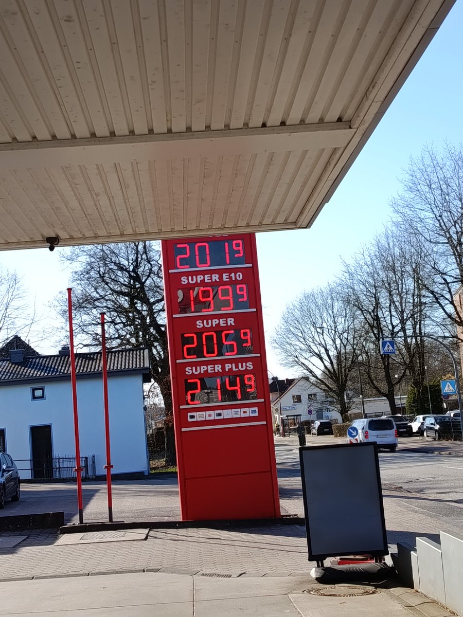 Was sind das bitte für Preise??

Muss nach dem tanken erstmal Insolvenz beantragen 🥲 

#tanken #preise #benzinpreis