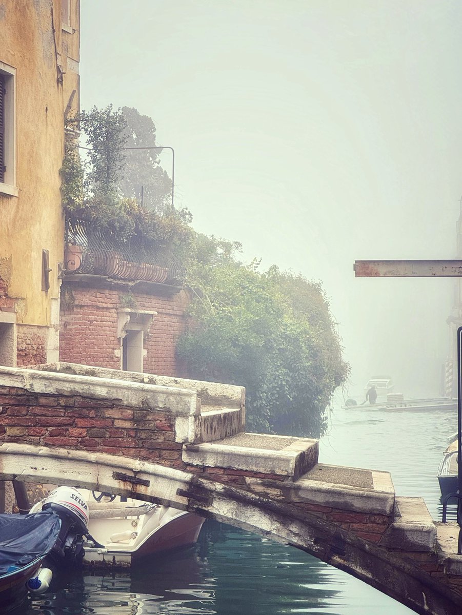 antichitaghetto's tweet photo. As the ‘caigo’ falls, bridges emerge silently from the mist ✨
📍Ponte Chiodo
#venezia #venice #venise #caigo #mist https://t.co/SVE3HUvMiU