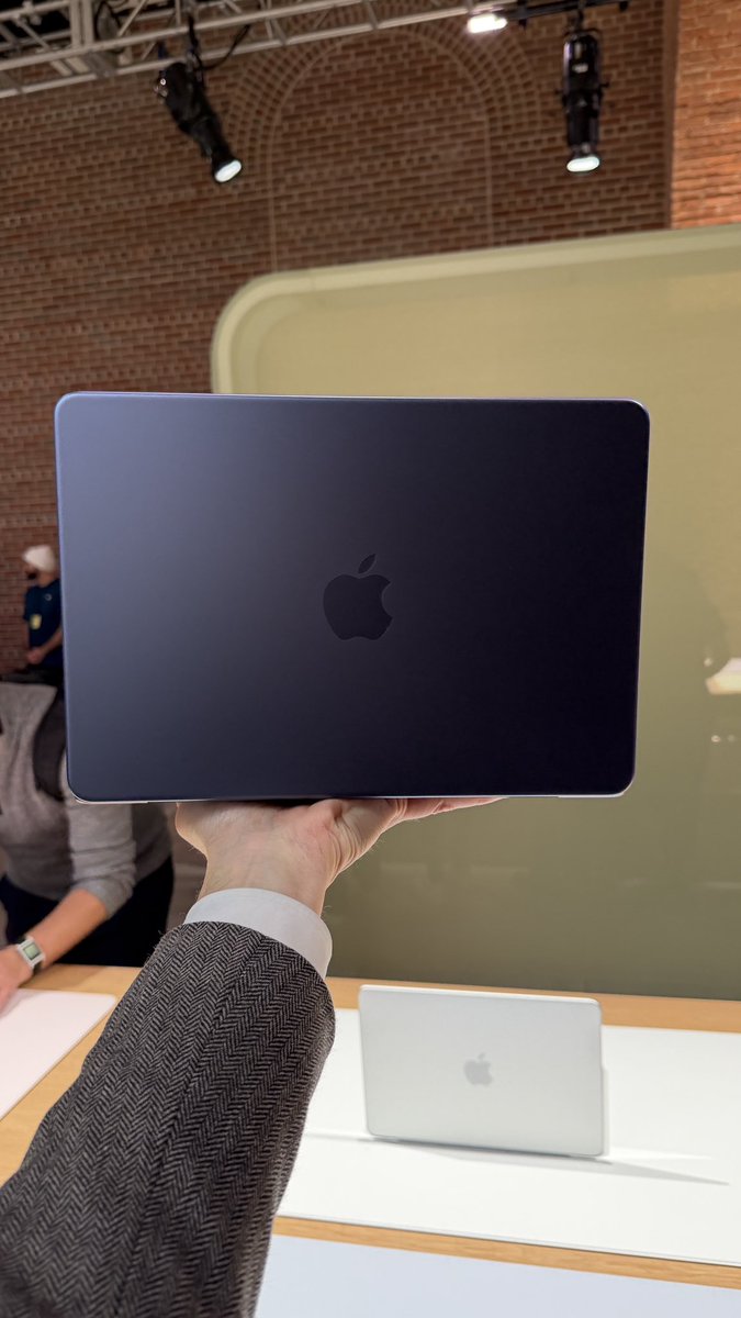 LanceUlanoff's tweet image. OMG, it’s the MacBook Neo!