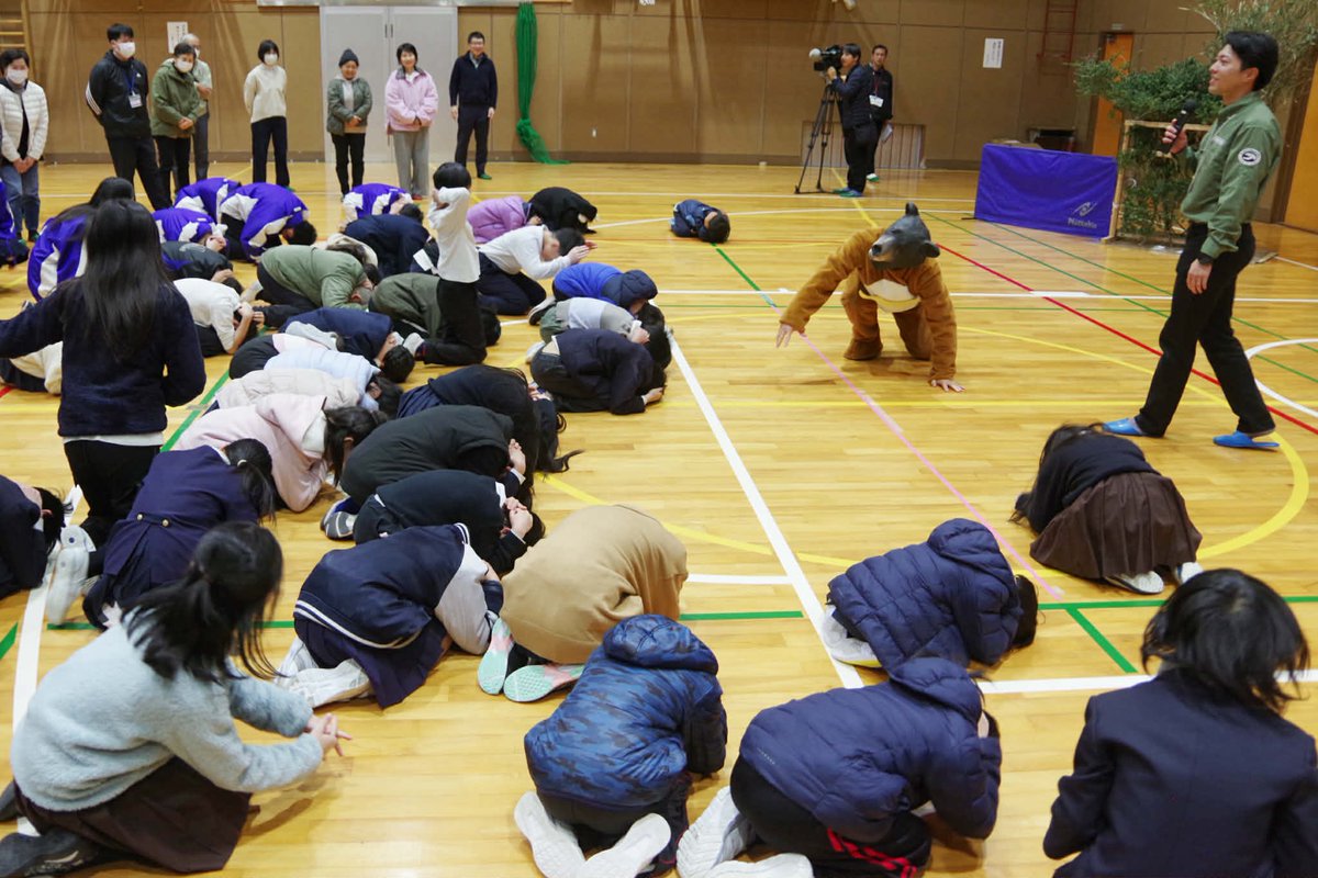 福住小・中学校にて、こども達、大和高原地区の住民のみなさんと共に、「ツキノワグマのことをしろう」！と題した講習会を実施しました。
クマと出会った場合に身を守るため、僭越ながら私が「クマ役」を務め、こども達に退避行動や防御姿勢を体験してもらいました。
#天理市