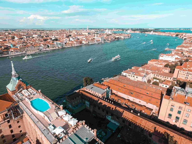 Venezia, l’altra riva: il fascino senza tempo dell’Hilton Molino Stucky alla Giudecca
#Venezia #Giudecca #MolinoStucky #HiltonVenezia #LuxuryTravelItaly #VeneziaAutentica
agendaviaggi.com/venezia-laltra…
Photo Courtesy of Barbara Manto &amp; Partners