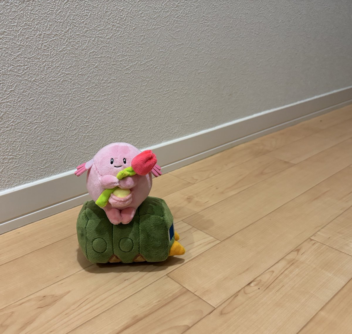 セリアで買ったチューリップをみなさんに宣伝したい。
中にワイヤーが入ってるから、持てない子でも腕とかに巻きつけられるよ。