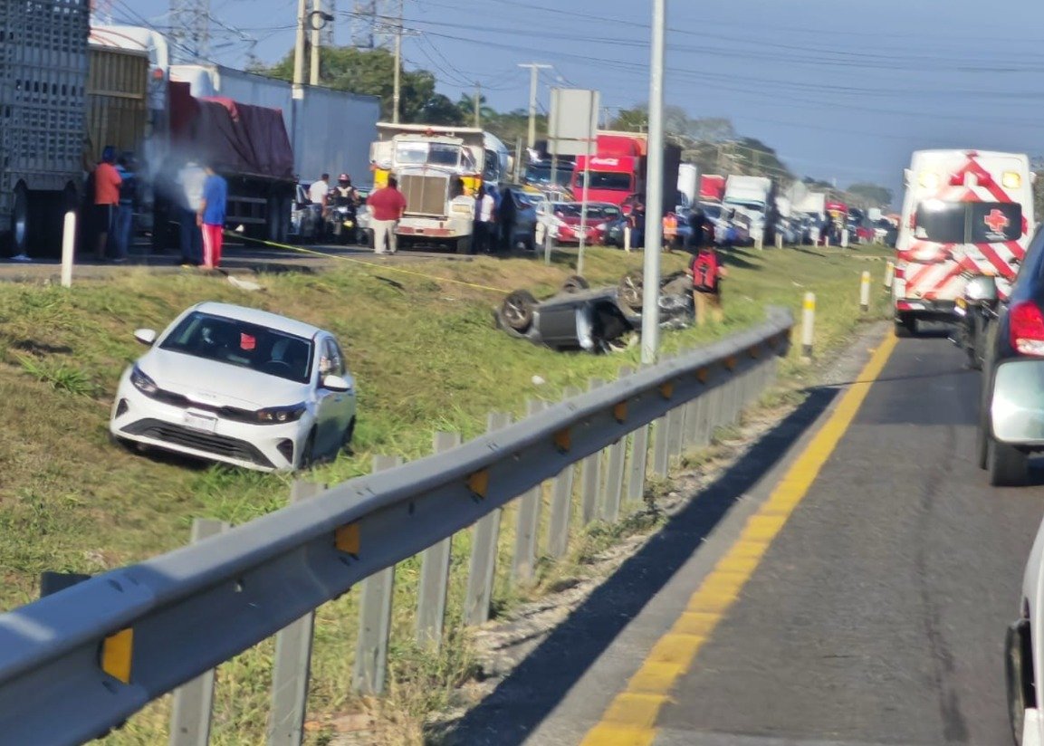 xevtfm's tweet photo. 🔴 #ÚltimoMinuto | Reportan fuerte accidente en la vía Villahermosa Cárdenas, a la altura de la subestación eléctrica.

La circulación se encuentra detenida. Autoridades en el lugar. https://t.co/uPi2ULLwu3