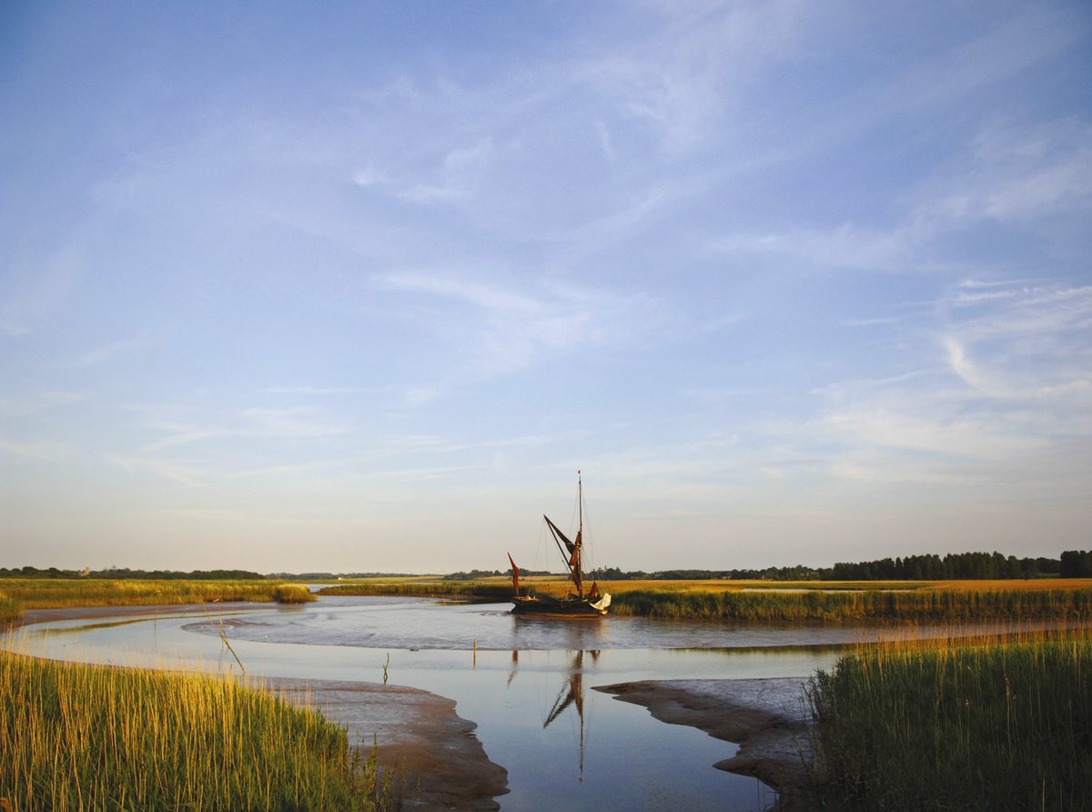 Visit_Suffolk's tweet photo. Sometimes the best way to experience Suffolk is to slow down 🌿

A riverside walk, browsing market town shops, or coffee in a cosy café – small moments make it special.
Plan your next escape: https://t.co/nyrcNyWvAy 💛

#VisitSuffolk #SlowSuffolk #SuffolkMoments https://t.co/L7yU65lu6X