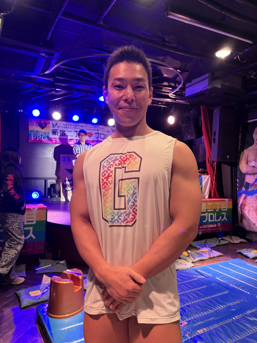 2works's tweet photo. 聖地アイソトープでの新宿二丁目プロレスでした！光珠くんが無事に…いや、無事は無事だけど忍くんとガッチリやり切って引退しました！狭い空間に人が密集している #ニチョプロ では、打撃音や光珠くんの涙が直に伝わってきてリング上での引退試合とはまた違う感動があった！寂しい！でもお疲れ様！ https://t.co/QJUg6plq1k