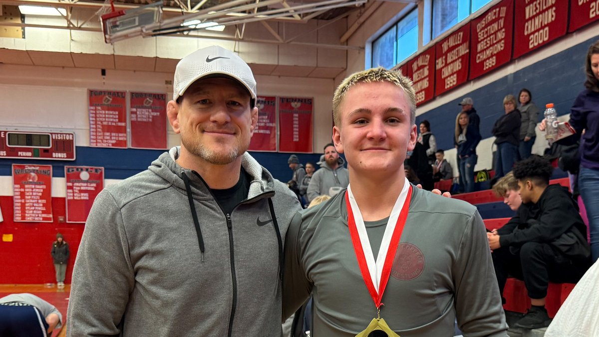 DavidBridgeJr's tweet photo. "The world-famous Cael Sanderson."

That's what I said when he sat down right in front of me at a wrestling tournament at about this same time last year, right before the @B1GWrestling tournament.

He laughed.
🧵 https://t.co/cxPrygEahi