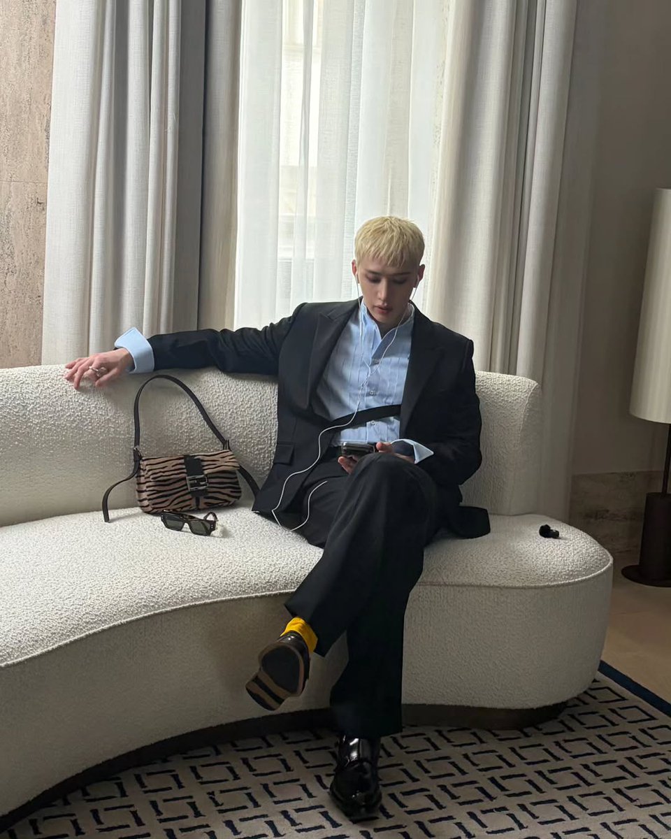 SKZBNesp's tweet photo. 📸|Actualización de Bang Chan en su cuenta personal de Instagram 🐺✨

"💭"

🔗https://t.co/6LoEUtRR5e

— 🦖

#BangChanxFENDI
#BangChanxFendiFW26 @Fendi https://t.co/2gcORQSsRQ