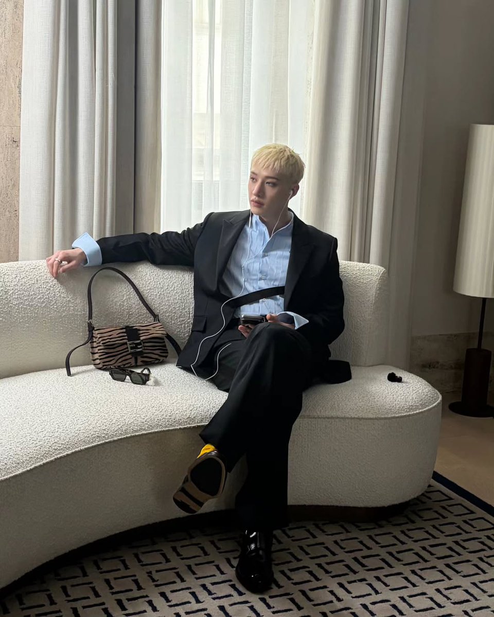 SKZBNesp's tweet photo. 📸|Actualización de Bang Chan en su cuenta personal de Instagram 🐺✨

"💭"

🔗https://t.co/6LoEUtRR5e

— 🦖

#BangChanxFENDI
#BangChanxFendiFW26 @Fendi https://t.co/2gcORQSsRQ