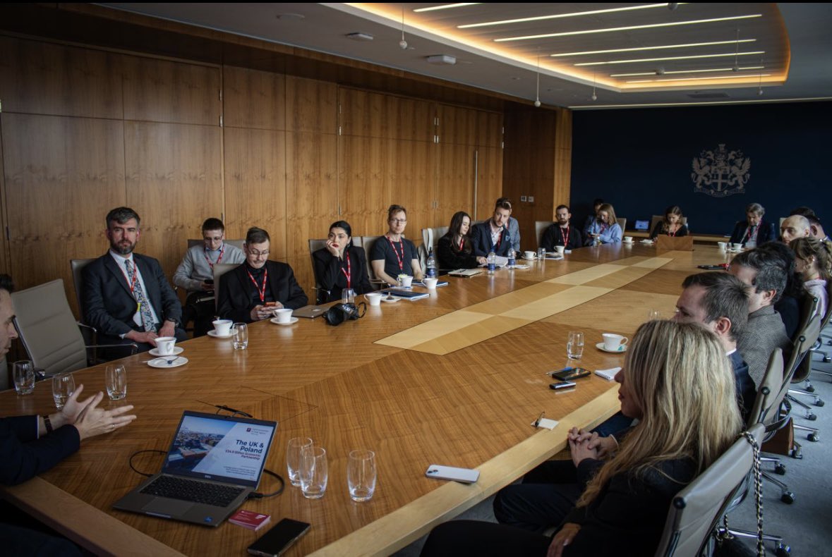 Maleeeenna's tweet photo. ✨Great to welcome economic journalists from Poland and the wider CEE region to London with @UKinPoland. 

Chargé d’Affaires Jerzy Boczkowski from @PolishEmbassyUK shared the economic goals and the growing UK-Poland partnership during a briefing at the London Stock Exchange. https://t.co/ou3vbKDDTg