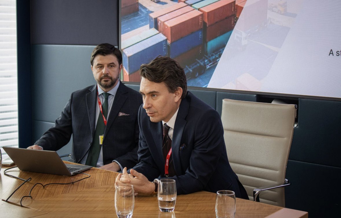 Maleeeenna's tweet photo. ✨Great to welcome economic journalists from Poland and the wider CEE region to London with @UKinPoland. 

Chargé d’Affaires Jerzy Boczkowski from @PolishEmbassyUK shared the economic goals and the growing UK-Poland partnership during a briefing at the London Stock Exchange. https://t.co/ou3vbKDDTg