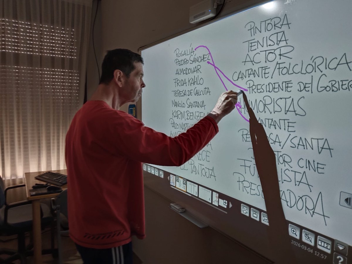 ResVirgenBustar's tweet photo. Miércoles de gimnasia mental en Virgen del Bustar! 🧠✨
Nuestros residentes utilizan la pantalla interactiva para entrenar memoria, atención y agilidad mental de forma grupal. Diversión y tecnología al servicio del  🖥️🙌

#ResidenciasClece https://t.co/yF38IkVT7j