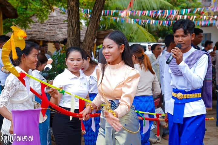 fafa878326's tweet photo. សូមជួយលើកតម្កើងថែរក្សានិងដល់តម្លៃផងព្រោះនេះជាវប្បធម៌ដ៏ប្រពៃតាំងពីបុរាណមកទម្រាំបានកើតមិនងាយទេឥឡូវកើតហើយជួយថែរក្សាគ្នាផងកុំចាំគេយកបាត់ទើបស្តាយ https://t.co/Gn0gFNepEE