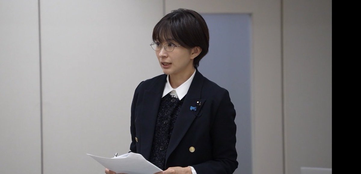 satosaori46's tweet photo. 東京都の制服です！笑

職員さんからも
お洒落になりましたねと
言われましたが

白シャツの普通のスーツ姿です

新入社員の時も
黒髪リクルートスーツで
派手だと注意受けてました

昔から何故か目立つので
派手な色を着ないように
しています

いつも一緒に居るのは
友人みたいな秘書たちです https://t.co/MUAUTEMDYF