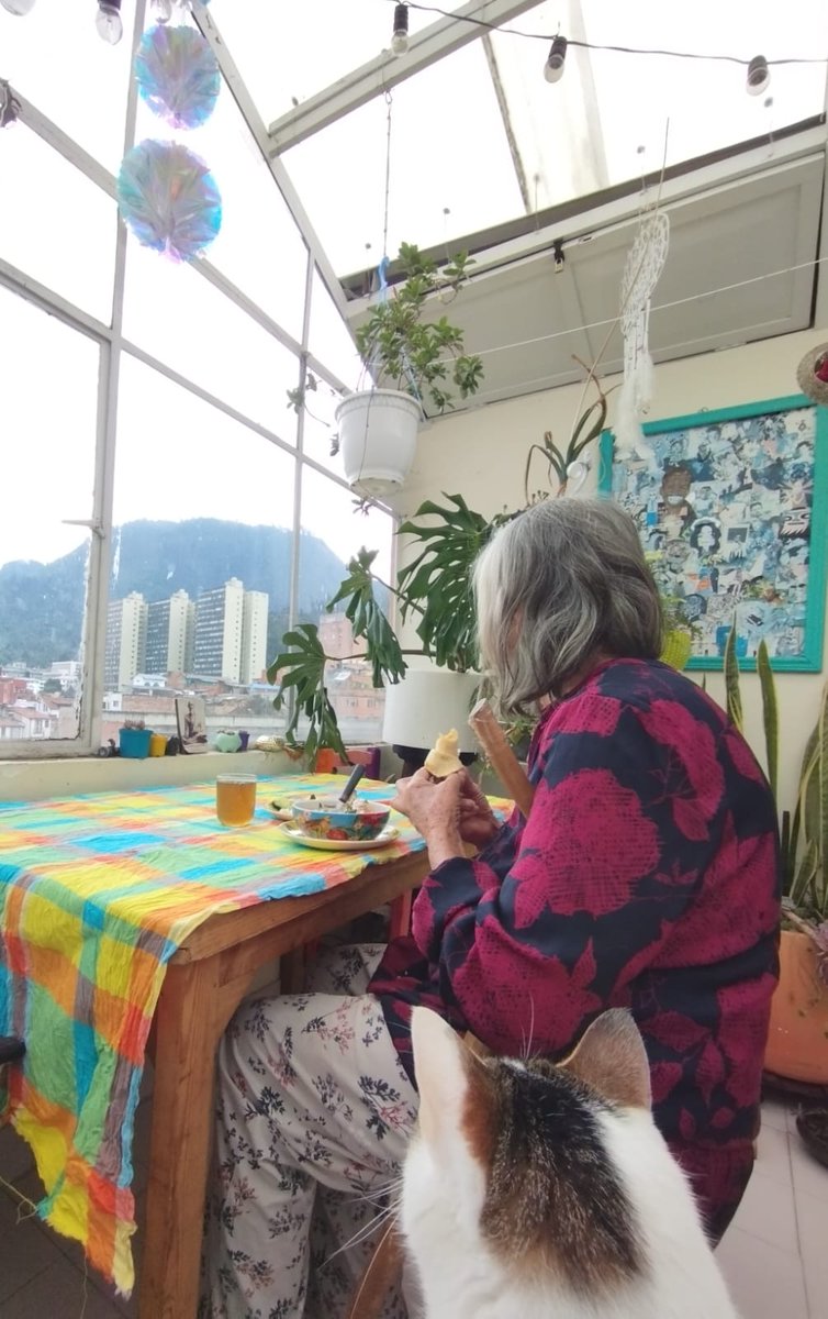 Cleotilde... te extrañare mucho, extrañare tantas historias, extrañare tu pronunciación, extrañare tu soledad, tu excentricidad, tu Murca, tus secretos, los secretos de la familia que solo tu sabias... te extraño... pero te agradezco tus enseñanzas... siempre quise que me vieras