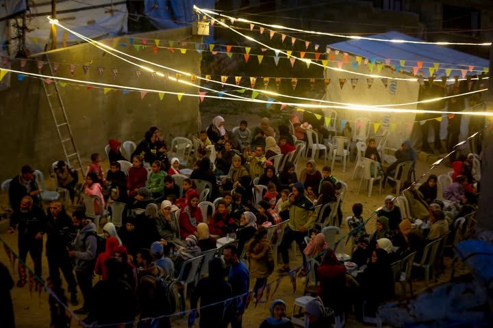 sonkaleislam's tweet photo. Her şeye rağmen dinmeyen iman ve mücadele…

Bombaların gölgesinde, yıkıntıların ortasında,
Gazze Ramazan’ı yaşamaya devam ediyor. https://t.co/ile9rK9EBw