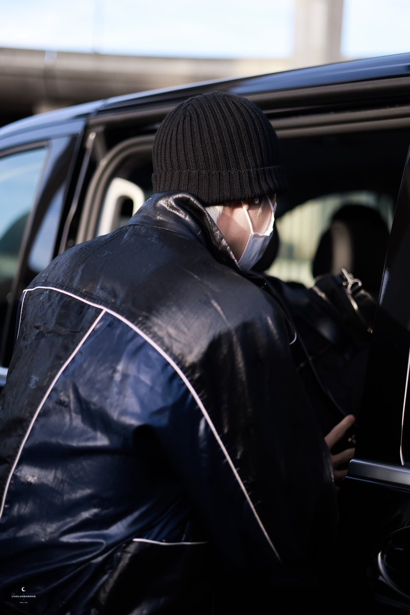 ตอนนั้นก็คุยกันดิบดีว่าจะไม่หวีดรูปสนามบินแต่พอมีคนสังเกตปลายผมสีขาวเท่านั้นแหละซูมกันด้วยความไม่แน่ใจว่าใช่อย่างที่คิดไหม ดาเมจแรงตั้งแต่สนามบินใจสั่นนอนไม่หลับกันเลย

#WangYiboxCHANEL #WangYibo
#CHANELFallWinter #CHANELShow
#PFW #ParisFashionWeek